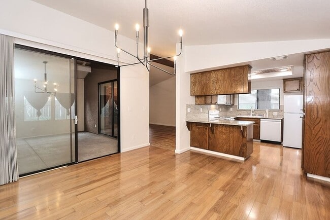 Building Photo - Beautiful corner halfplex available now for rent!