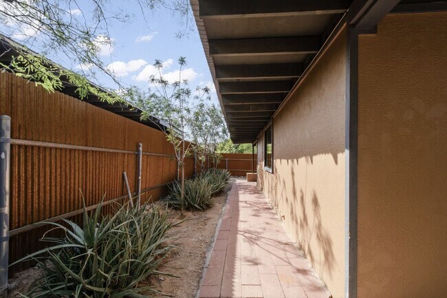 Building Photo - 1030 N Tucson Blvd