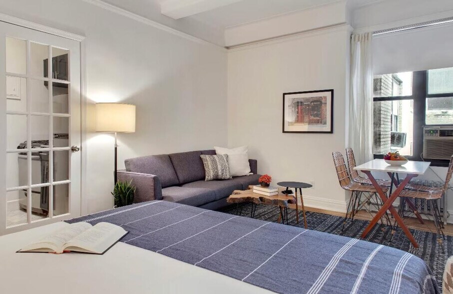 Building Photo - 230 E 10th St