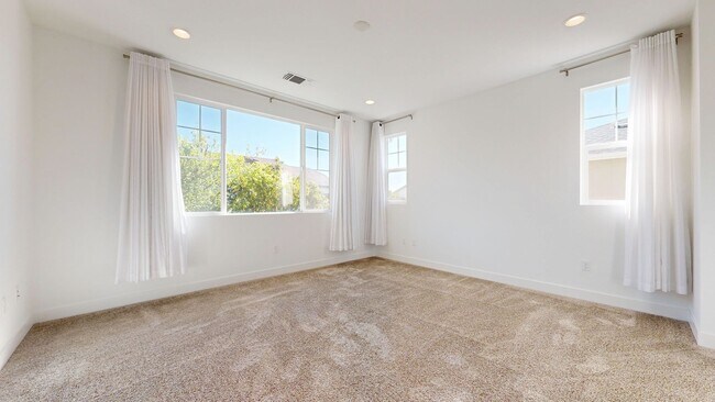 Building Photo - Bright & Beautiful 4 Bedroom 3 Full Bathroom Home!