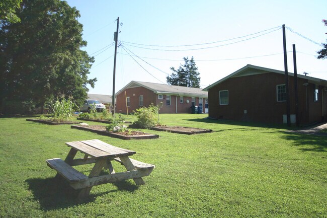 Building Photo - Lovely 1 Bedroom Apartment Near Duke West and Hospital