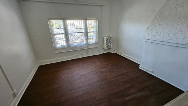 Building Photo - 844 S Westlake Ave