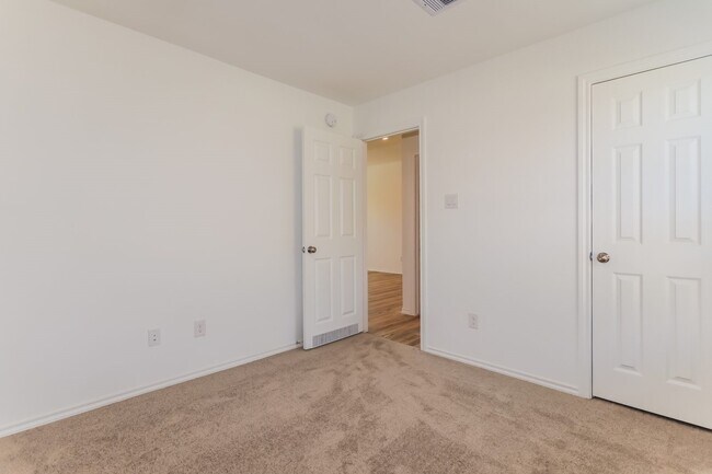 Building Photo - 11127 N Lake Mist Ln