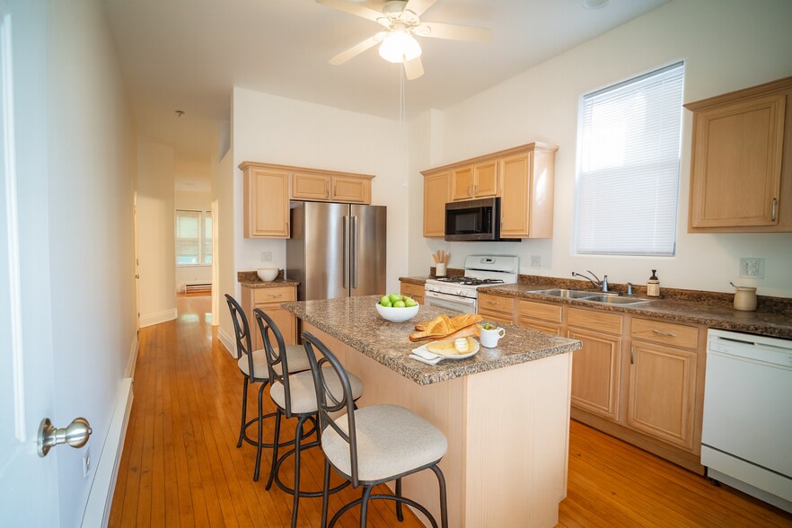 Building Photo - 2728 N Artesian Ave