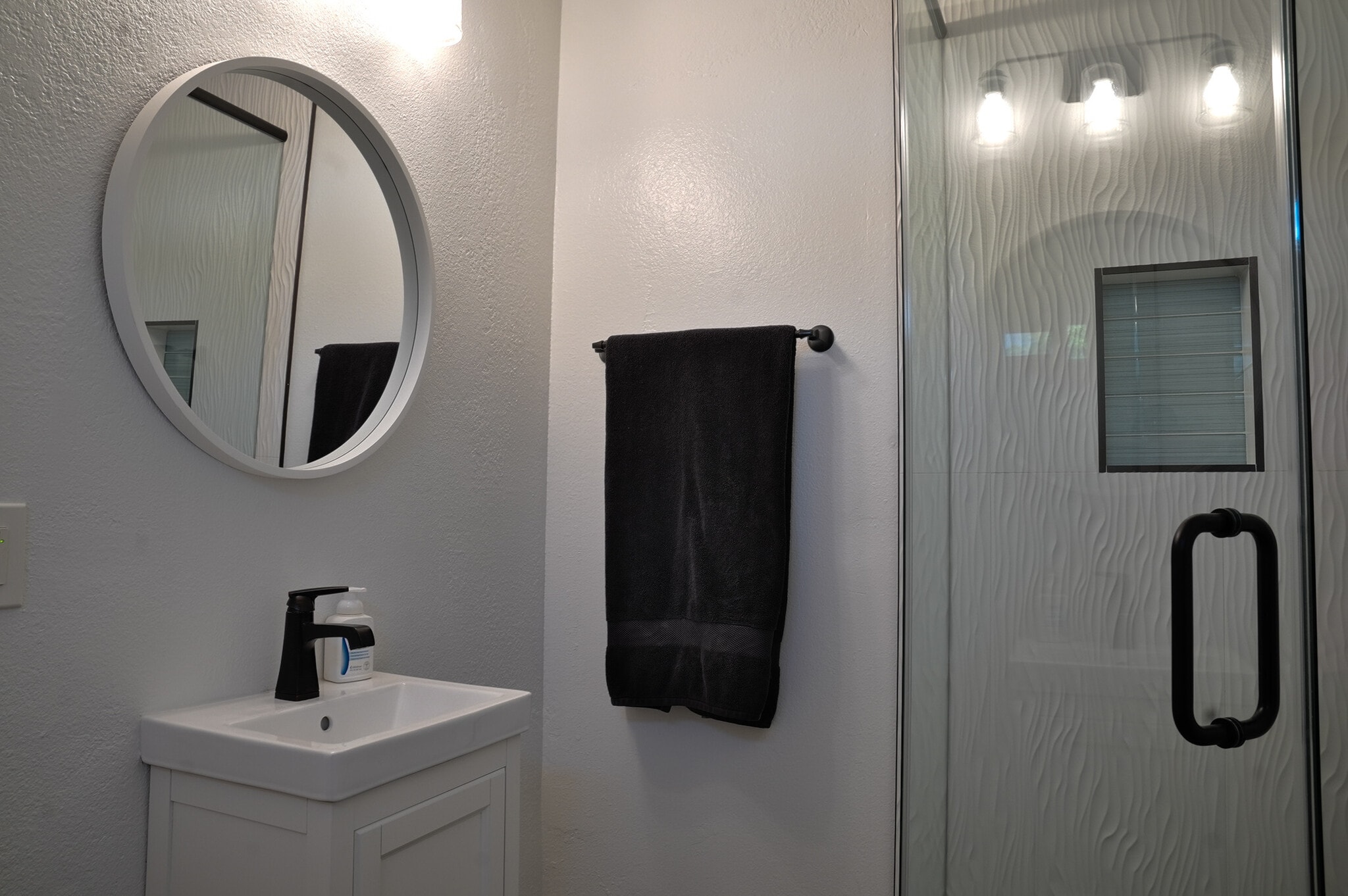 Building Photo - 2526 E Mercer Ln