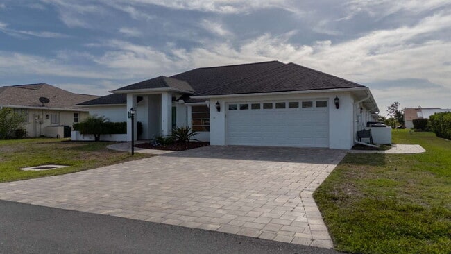 Building Photo - "Spacious 3-Bedroom Pool Home with 2 Baths & 2,075 Sq. Ft. of Comfort in Venice, FL!"
