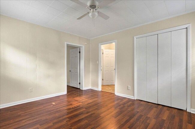 Building Photo - 4 bed 2 bath house, walk to stadium! Avail...