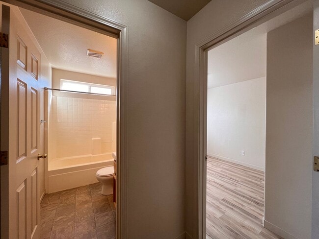 Building Photo - Cute 3 bedroom home Located in Donner Trails