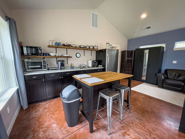 Building Photo - Willow Run Studio: Light, Bright, nice gar...