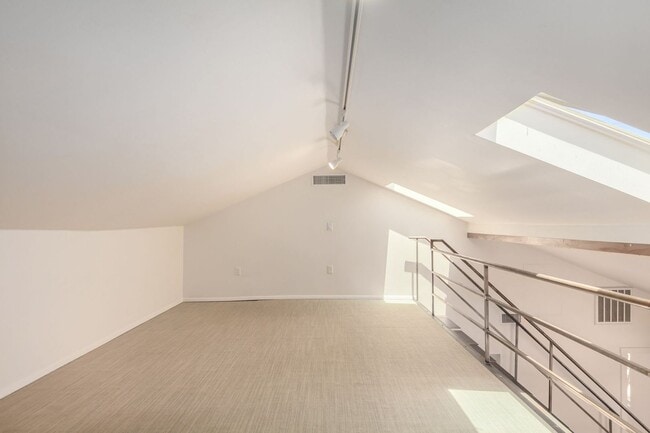 Building Photo - Gorgeous Loft near Roosevelt Row!