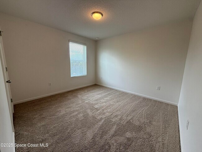 Building Photo - 137 Sutherland Dr SW