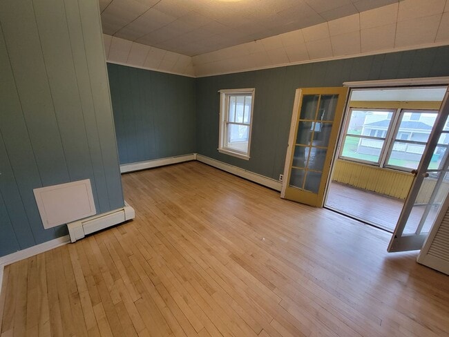 Building Photo - AVAILABLE JUNE - Charming 3 Bed, 1 Bath Home in East hillside!