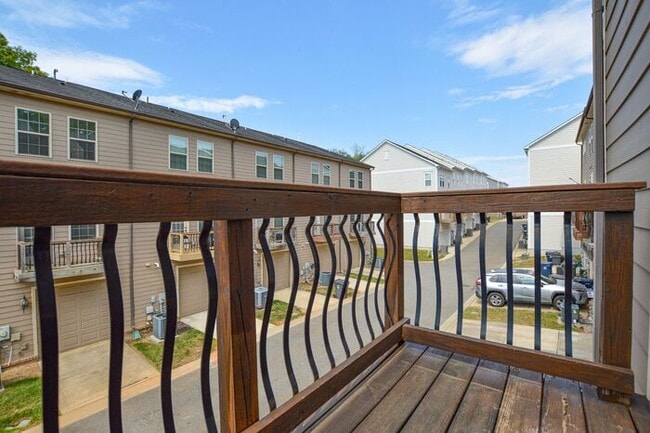 Building Photo - 2-bedroom end-unit w/ Bonus room!
