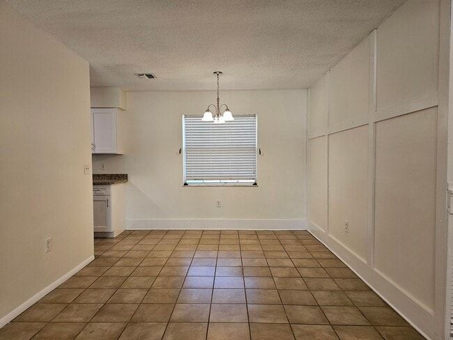 Building Photo - Cozy 3 Bedroom 2 bathroom Home in Prime Or...
