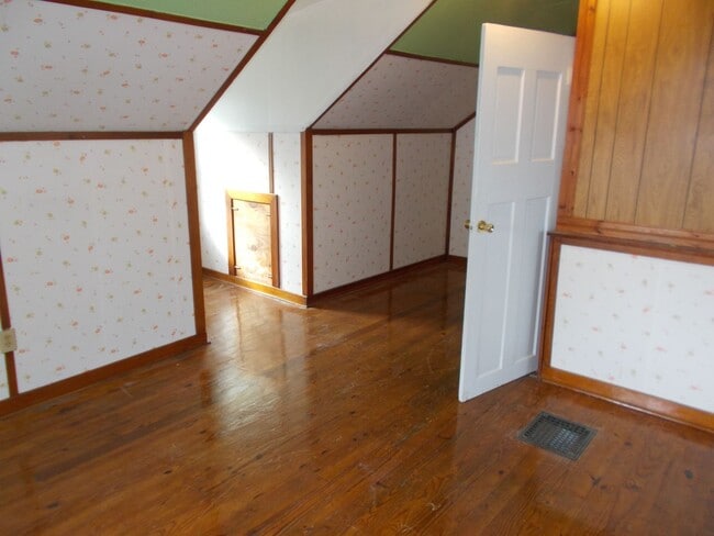 Building Photo - Spacious 1-Bedroom, 1-Bath Unit – 1,000 Sq...