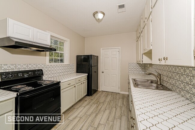 Building Photo - 544 7th St S