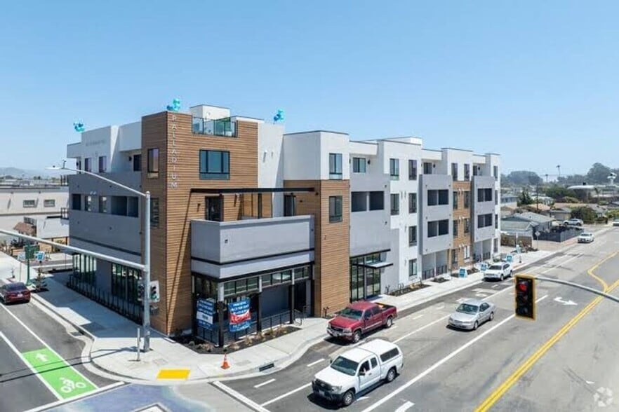Building Photo - 402 W Grand Ave
