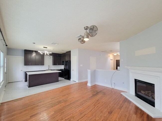 Building Photo - Welcome to this beautifully maintained home offering flexible living with 4/5 spacious bedrooms a...