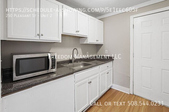Building Photo - 250 Pleasant St
