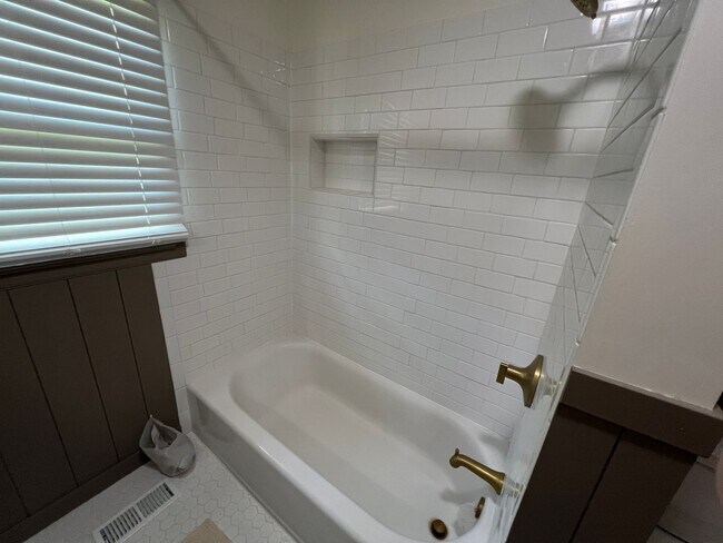 Building Photo - 2 Bedroom Home in Lincoln Park