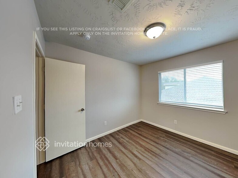 Building Photo - 11223 S Country Club Green Dr