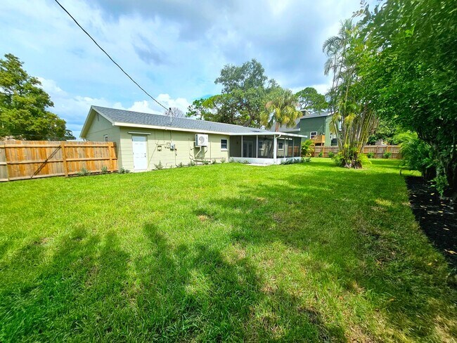Building Photo - 3 Bedroom 2 Bath in Riveria Bay of St. Pete