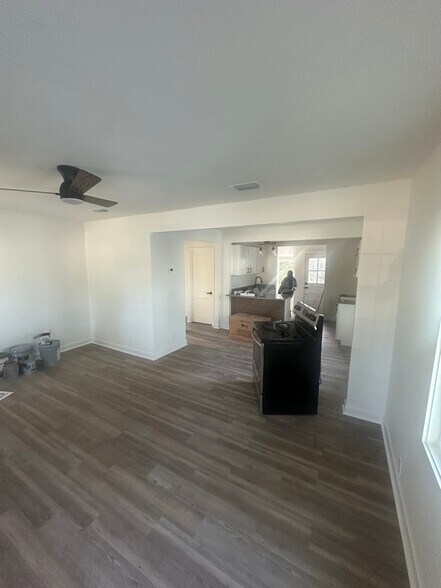 Building Photo - 1003 N Young St