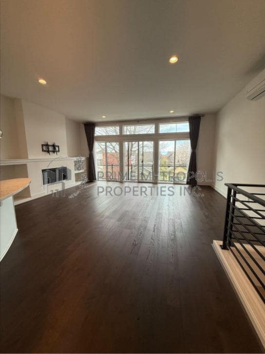 Building Photo - 2142 10th Ave W