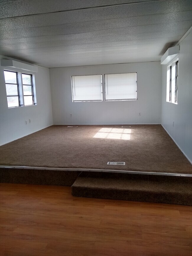 Building Photo - 465 N 800 W