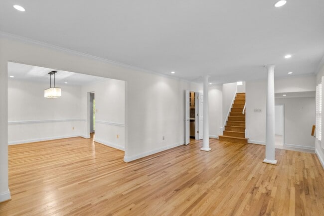 Building Photo - 4 Bed 3 Bath - Silver Spring Single Family...