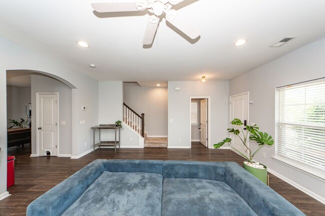 Building Photo - 3 Bedroom 2.5 Bath Single Family Home in W...
