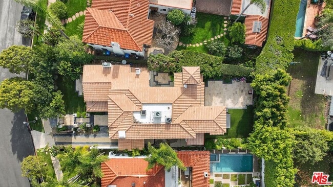 Building Photo - 10749 Weyburn Ave