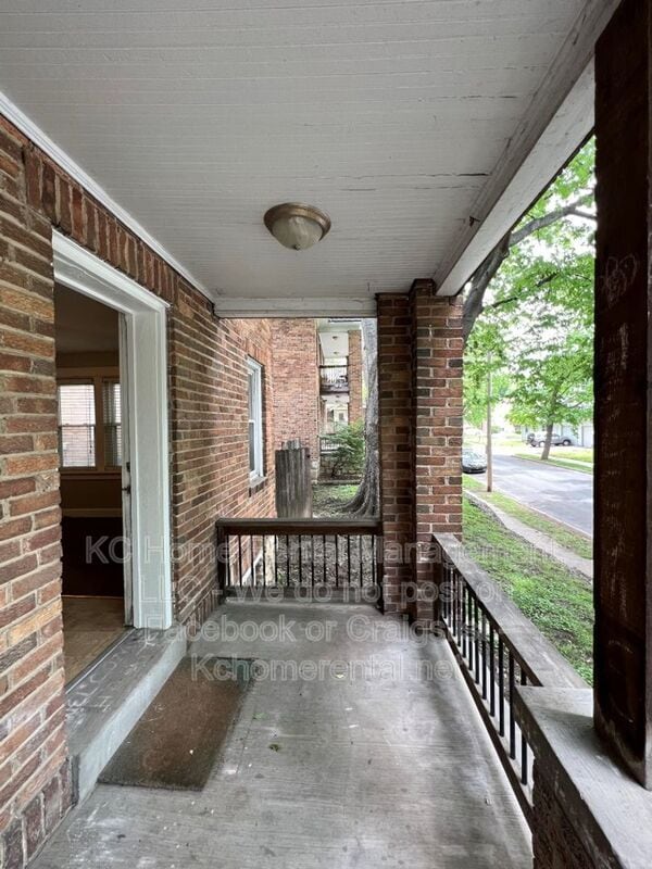 Building Photo - 1112 W 41st Terrace