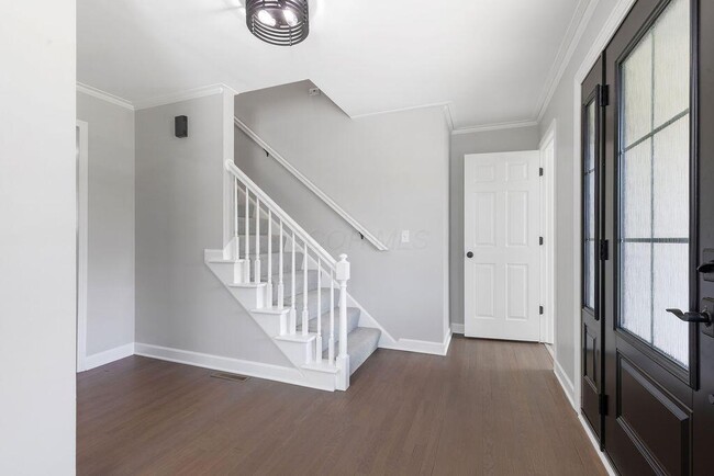 Building Photo - 554 Pointview Dr