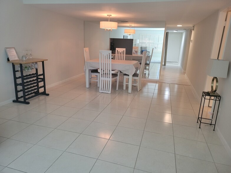 Expandable table w/8 chairs - 4200 Belair Ln