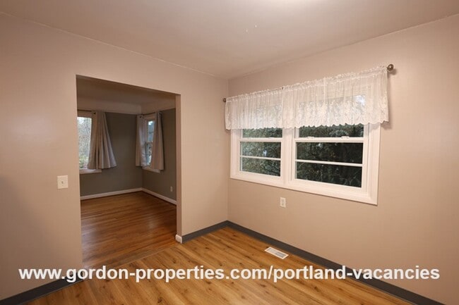 Building Photo - SE Flavel St - Woodstock 3 bedroom home with single car garage