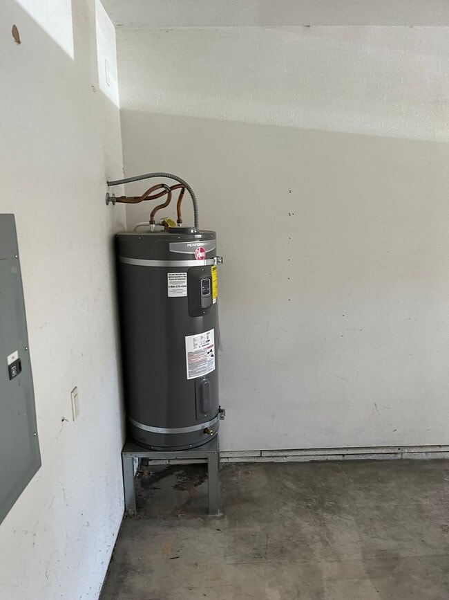 Building Photo - 3 bed / 2 bath Duplex