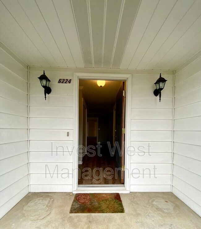 Building Photo - 6224 NW Dogwood Dr