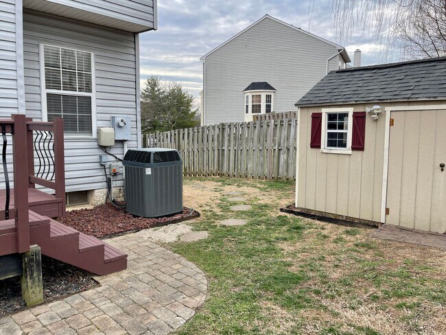 Building Photo - BEAUTIFUL THREE LEVEL TOWNHOME IN NORTH STAFFORD!
