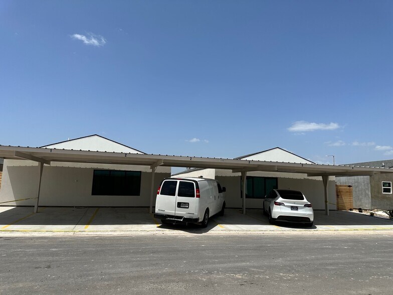 Building Photo - 1316 E Iris Ave