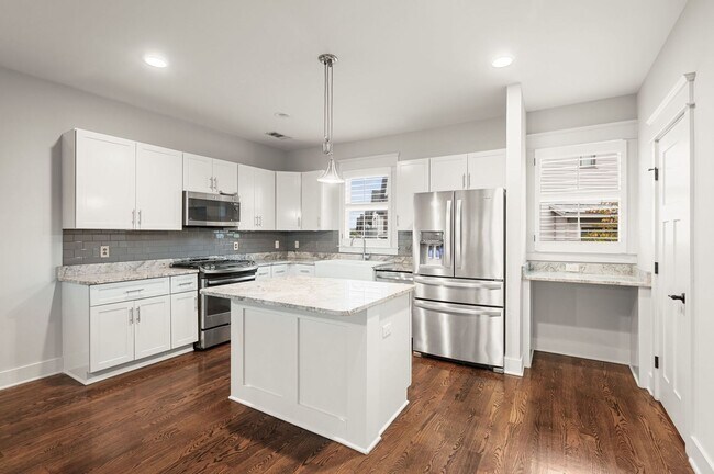 Building Photo - Awesome 3BR/3.5BA Craftsman Cottage in Che...