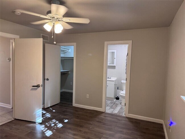 Building Photo - 901 Parmer Ave