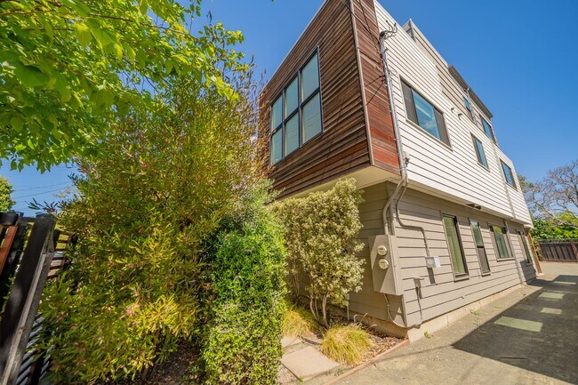 Building Photo - 848 32nd St