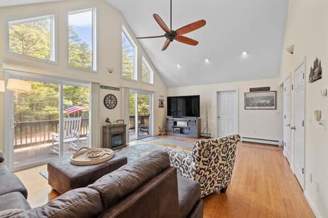 Building Photo - Spacious & Comfortable 4 Bedroom House - C...