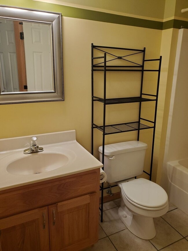 Building Photo - 3 bedroom 3 bath, 2car gar, balcony deck a...
