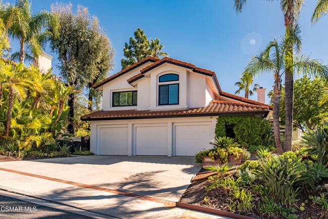 Building Photo - 2670 Grandoaks Dr