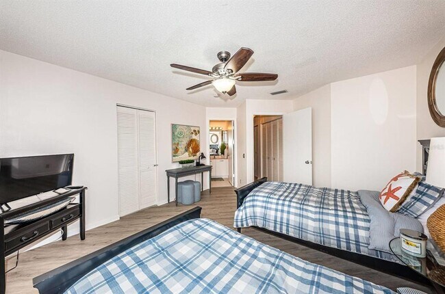 Building Photo - 6141 Bahia Del Mar Blvd S