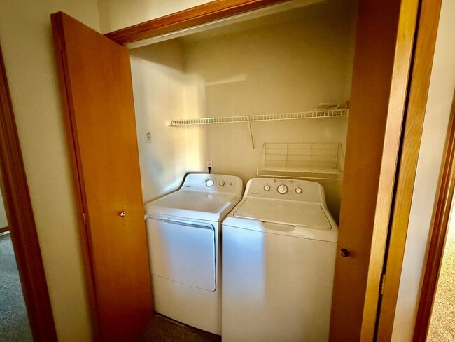 Building Photo - Charming 3 bed, 2.5 bath townhome located ...