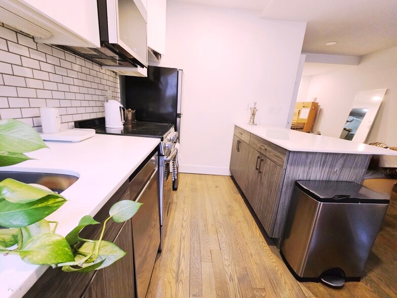 Building Photo - 61 Joy St