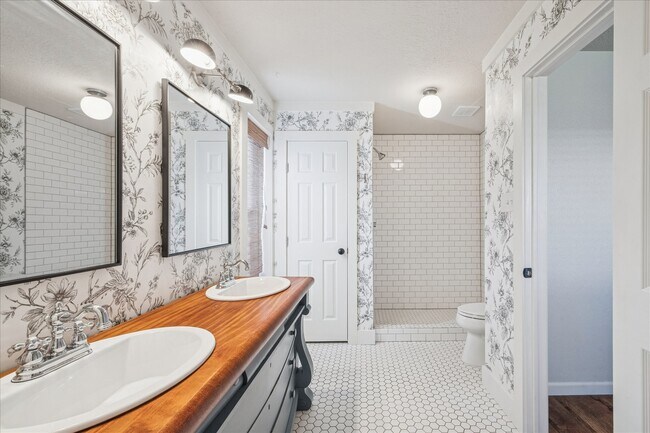 Building Photo - 2824 Meadow Brook Ct